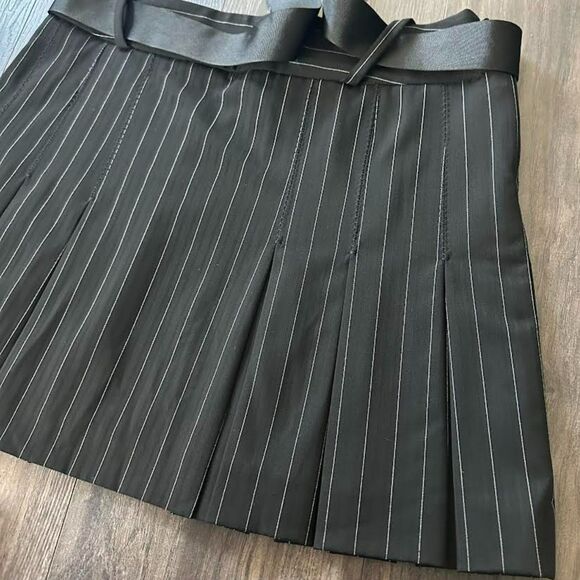 Bebe Pinstripe Mini Skirt Pleated Black with Ribbon Belt Side Zip Closure Size 4 - Picture 6 of 6